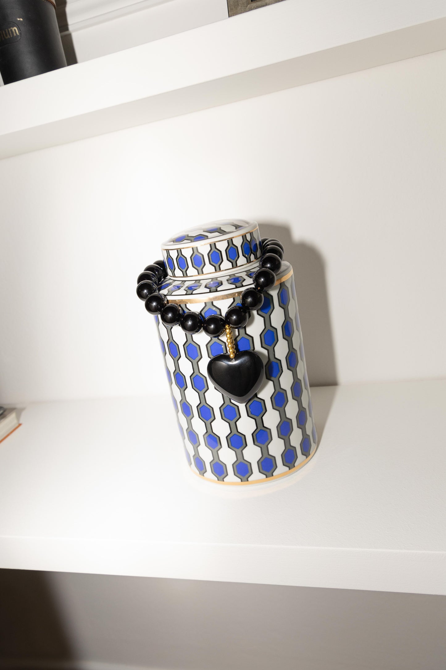 COLLAR DE PERLAS CON CORAZÓN NEGRO